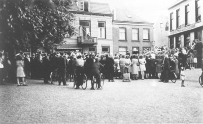 1002057 Afbeelding van een samengestroomde menigte om te luisteren naar de serenade van Kunst na Arbeid op de Lekstraat ...
